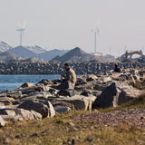 En solrig dag som nydes på stensætningen med udsigt over havet...